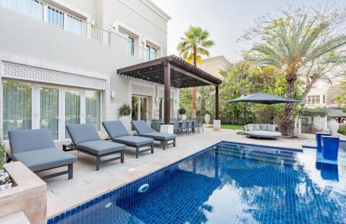 Emirates Hills Villa | Luxurious Villa with Private Pool, Game Lounge and Minutes from Dubai Marina and JBR Beach, Emirates Hills by Deluxe Holiday Homes