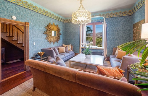 Geyserville Casa | Luxurious Wine Country Resort walk to the finest bars, restaurants and wineries!