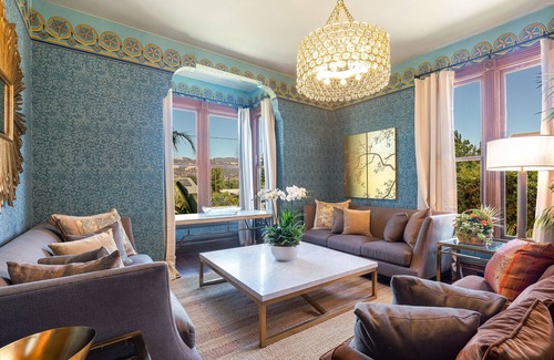 Geyserville Casa | Luxurious Wine Country Resort walk to the finest bars, restaurants and wineries!