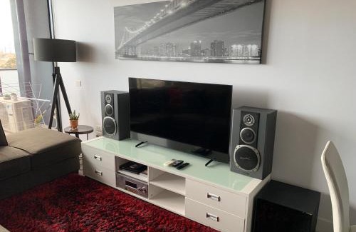 South Yarra Apartamento | Luxurious with city views, free parking on premises & Wi Fi