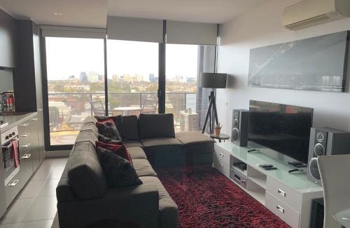 South Yarra Apartamento | Luxurious with city views, free parking on premises & Wi Fi