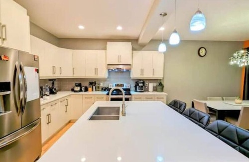 Cochrane Casa | Luxurious with Firepit, BBQ, k/garden, Workspace