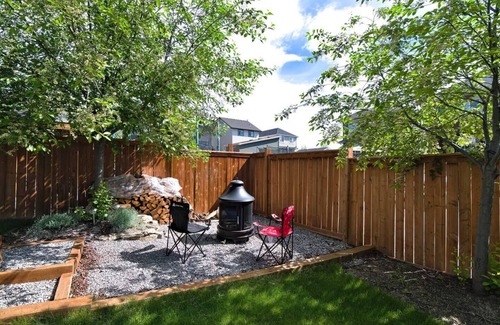 Cochrane Casa | Luxurious with Firepit, BBQ, k/garden, Workspace