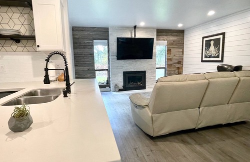 Puyallup Casa | Luxurious Wooded Hideaway
