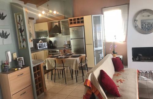Chrysoupolis Apartamento | ¡Apartamento de lujo con balcón cerca de Keramoti!
