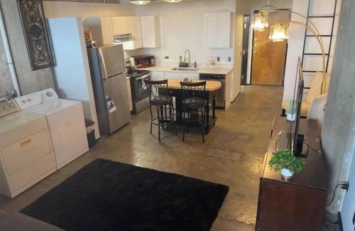 Cedar Crest Casa | Luxury 1 BDR Loft: Near State Fair w/ Rooftop Pool