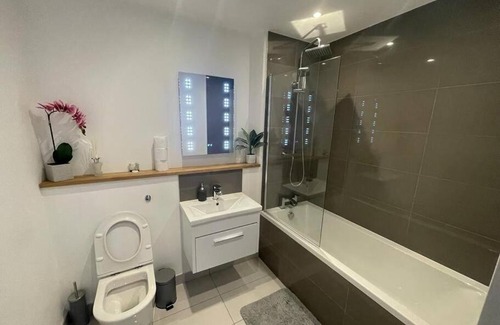 Wainscot Casa | Luxury 1 Bed Apartment In The Heart Of Rochester
