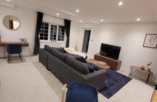 Wainscot Casa | Luxury 1 Bed Apartment In The Heart Of Rochester