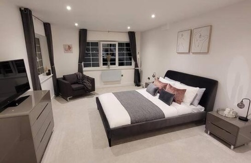 Wainscot Casa | Luxury 1 Bed Apartment In The Heart Of Rochester