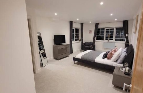 Wainscot Casa | Luxury 1 Bed Apartment In The Heart Of Rochester
