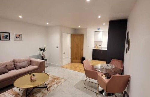 Wainscot Casa | Luxury 1 Bed Flat In The Heart Of Rochester