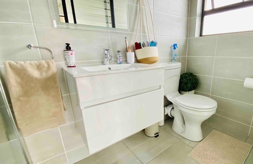 Woodmead Apartamento | Luxury 1 Bed in Waterfall with Back-Up Power