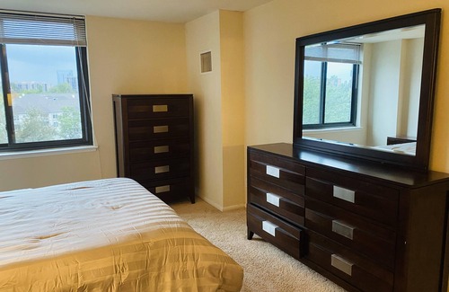 West End Apartamento | Luxury 1-bedroom rental unit with pool.