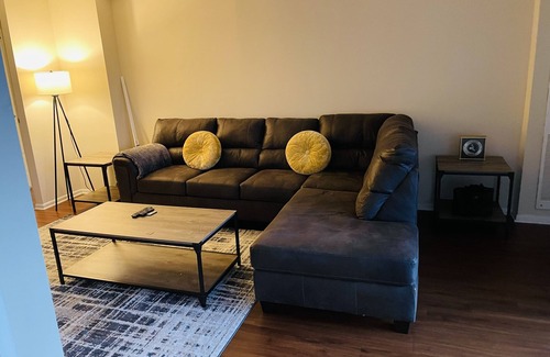West End Apartamento | Luxury 1-bedroom rental unit with pool.