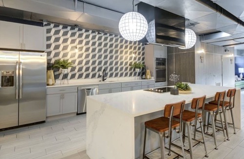 West End Apartamento | Luxury 1-bedroom rental unit with pool.