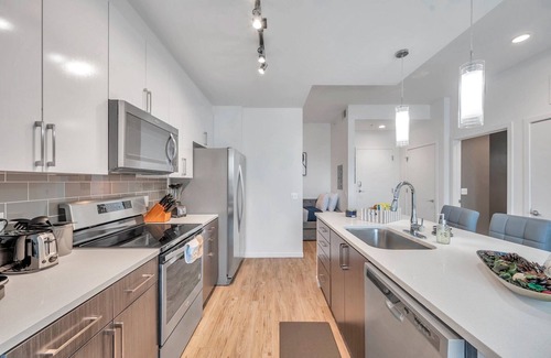 Channel District Apartamento | Luxury 1 BR with Den Downtown Tampa Apt: City Views, Rooftop Pool, Workspace