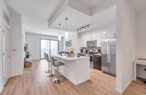 Channel District Apartamento | Luxury 1 BR with Den Downtown Tampa Apt: City Views, Rooftop Pool, Workspace