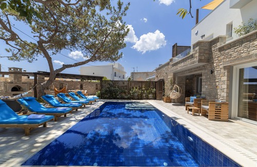 Koutsouras Villa | Lujosa villa de 14 dormitorios con piscina privada y jacuzzi cerca de la playa