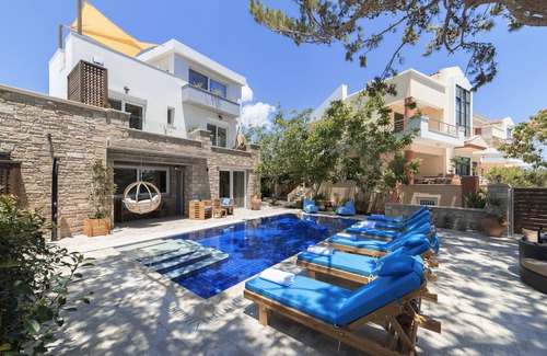 Koutsouras Villa | Lujosa villa de 14 dormitorios con piscina privada y jacuzzi cerca de la playa