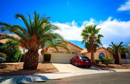 North Las Vegas Casa | Luxury 1900 SQ FT House Huge 46 FT Pool & Hot SPA