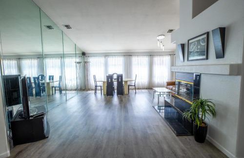 North Las Vegas Casa | Luxury 1900 SQ FT House Huge 46 FT Pool & Hot SPA