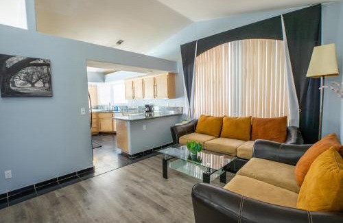 North Las Vegas Casa | Luxury 1900 SQ FT House Huge 46 FT Pool & Hot SPA