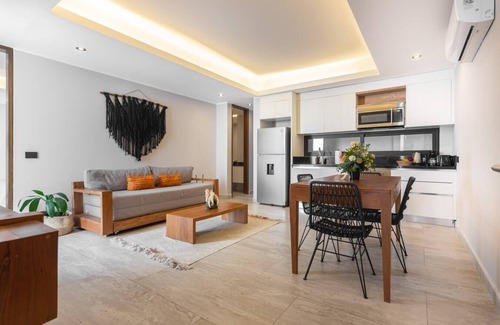 Tohoku Apartamento | Luxury 1BD Condo 3 blk from 5th Ave W/PoolandParking