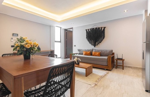 Tohoku Apartamento | Luxury 1BD Condo 3 blk from 5th Ave W/PoolandParking