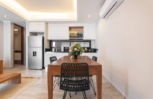 Tohoku Apartamento | Luxury 1BD Condo 3 blk from 5th Ave W/PoolandParking