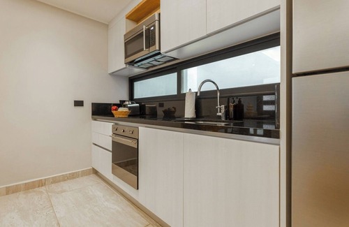 Tohoku Apartamento | Luxury 1BD Condo 3 blk from 5th Ave W/PoolandParking