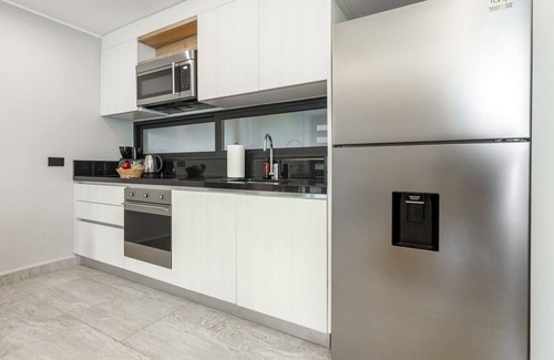 Tohoku Apartamento | Luxury 1BD Condo 3 blk from 5th Ave W/PoolandParking