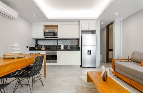 Tohoku Apartamento | Luxury 1BD Condo 3 blk from 5th Ave W/PoolandParking