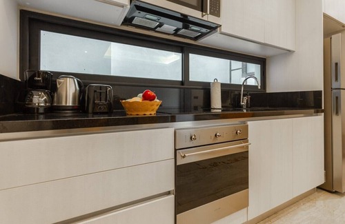 Tohoku Apartamento | Luxury 1BD Condo 3 blk from 5th Ave W/PoolandParking