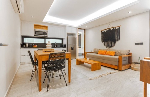Tohoku Apartamento | Luxury 1BD Condo 3 blk from 5th Ave W/PoolandParking
