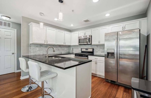 Lowry Hill East Casa | Luxury 1BR/1.5BA Room in Shared Home w/ Rooftop Near Downtown