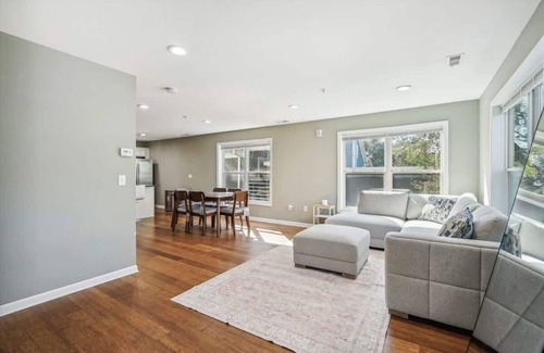 Lowry Hill East Casa | Luxury 1BR/1.5BA Room in Shared Home w/ Rooftop Near Downtown