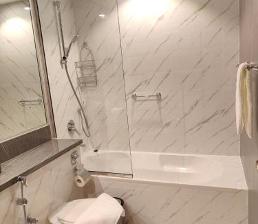 Madinat Zayed Apartamento | Luxury 2 BD, A Midtown Quintessential Community