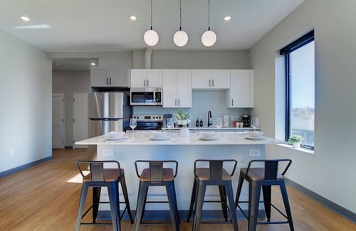 University Circle Apartamento | Luxury 2 Bed/2 Bath | CLE Clinic | Free Garage