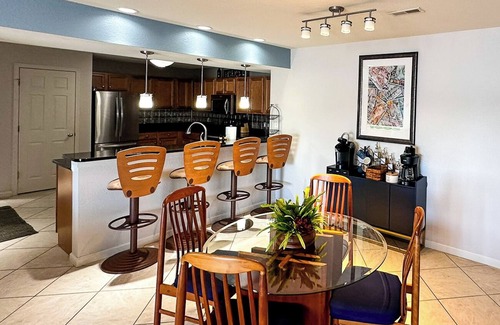 Lake Ozark Condominio | Luxury 2 Bed/2 Bath Lakefront Condo w/Dock/Deck/Pools-Minutes from Bagnell Strip-Sleeps 6