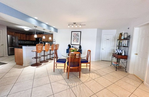 Lake Ozark Condominio | Luxury 2 Bed/2 Bath Lakefront Condo w/Dock/Deck/Pools-Minutes from Bagnell Strip-Sleeps 6