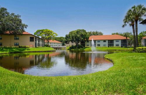 Trailer Estates Casa | Luxury 2 bed and 2bath Lakefront Condo Near IMG and Anna Maria Island