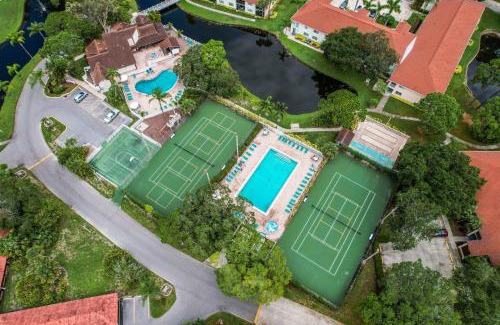 Trailer Estates Casa | Luxury 2 bed and 2bath Lakefront Condo Near IMG and Anna Maria Island