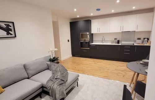 Wainscot Casa | Luxury 2 Bed Apartment In The Centre Of Rochester
