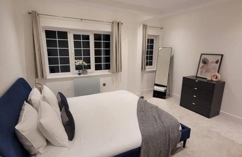 Wainscot Casa | Luxury 2 Bed Apartment In The Centre Of Rochester