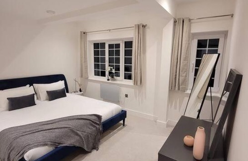 Wainscot Casa | Luxury 2 Bed Apartment In The Centre Of Rochester