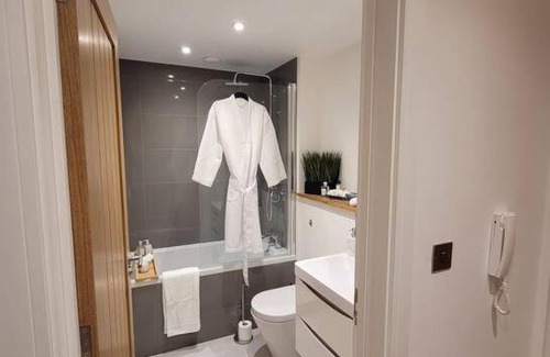 Wainscot Casa | Luxury 2 Bed Apartment In The Centre Of Rochester