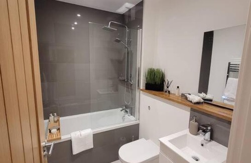 Wainscot Casa | Luxury 2 Bed Apartment In The Heart Of Rochester