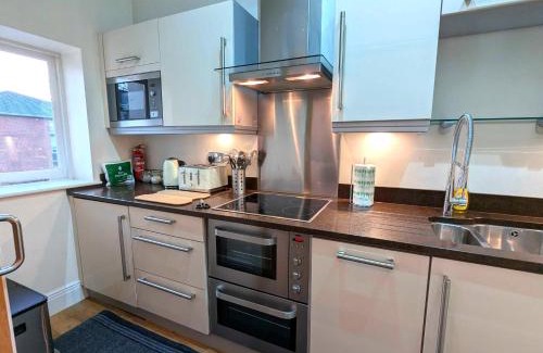 Ascot Apartamento | Luxury 2 Bed Apt, Sleeps 4, Secure PRKG-1 Car, Ascot Racecourse 5min walk, Legoland & Lapland 8mins, Windsor 15mins