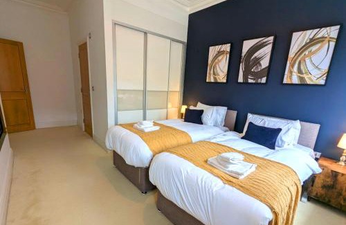Ascot Apartamento | Luxury 2 Bed Apt, Sleeps 4, Secure PRKG-1 Car, Ascot Racecourse 5min walk, Legoland & Lapland 8mins, Windsor 15mins
