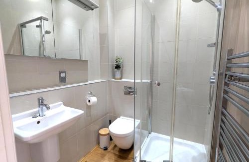 Ascot Apartamento | Luxury 2 Bed Apt, Sleeps 4, Secure PRKG-1 Car, Ascot Racecourse 5min walk, Legoland & Lapland 8mins, Windsor 15mins